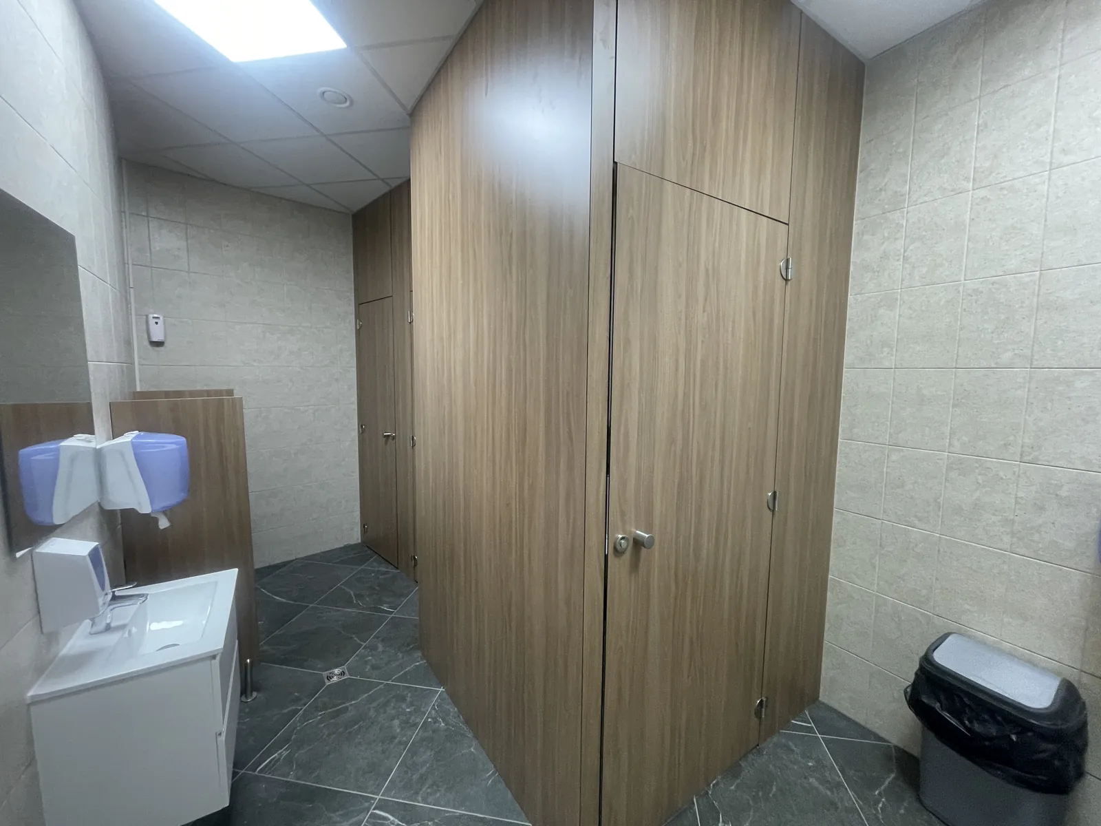Administracinių WC patalpų renovacijos Vilniuje rezultatas