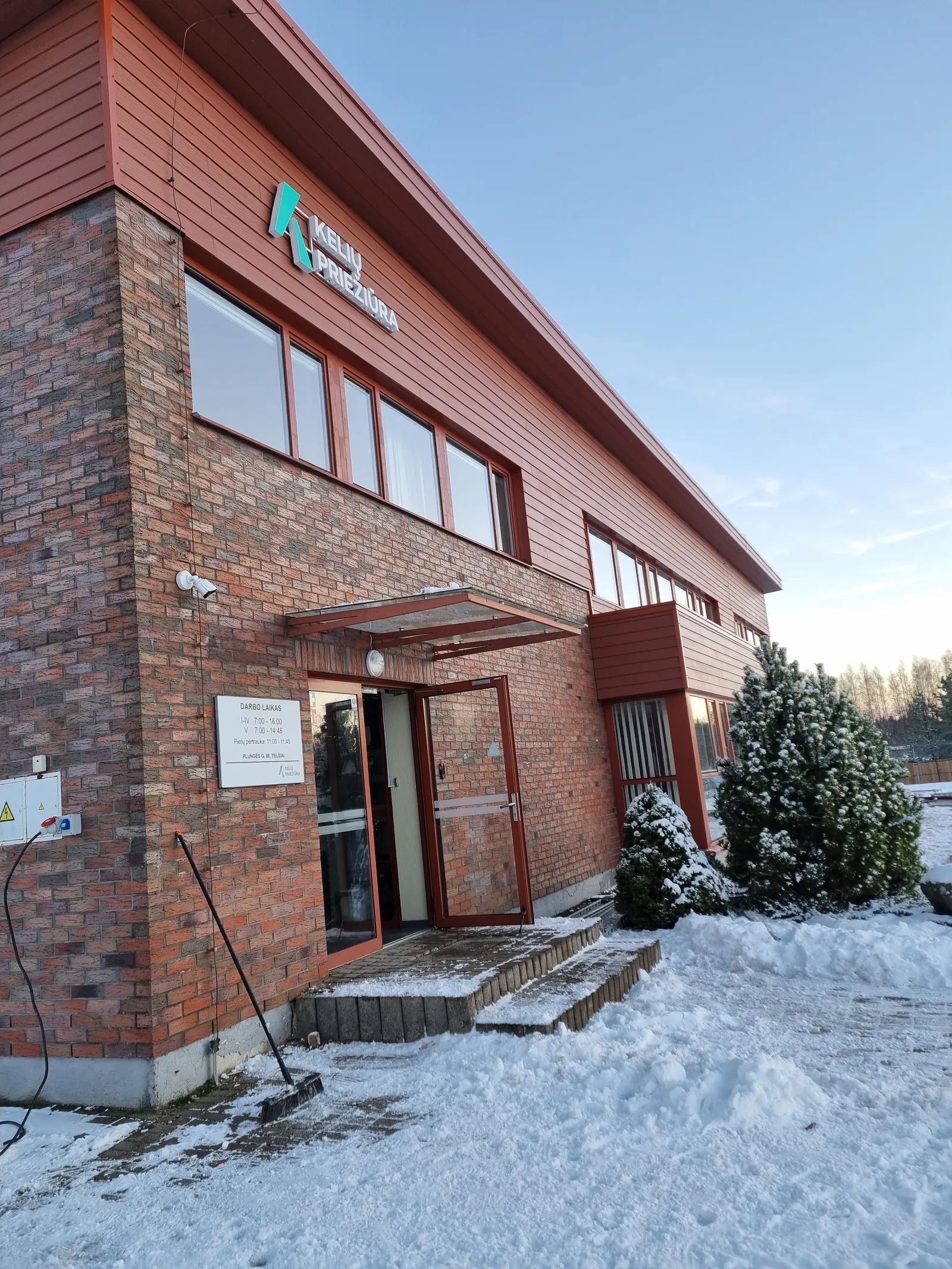 Įrengtas ventiliuojamas fasadas su cementinėmis dailylentėmis