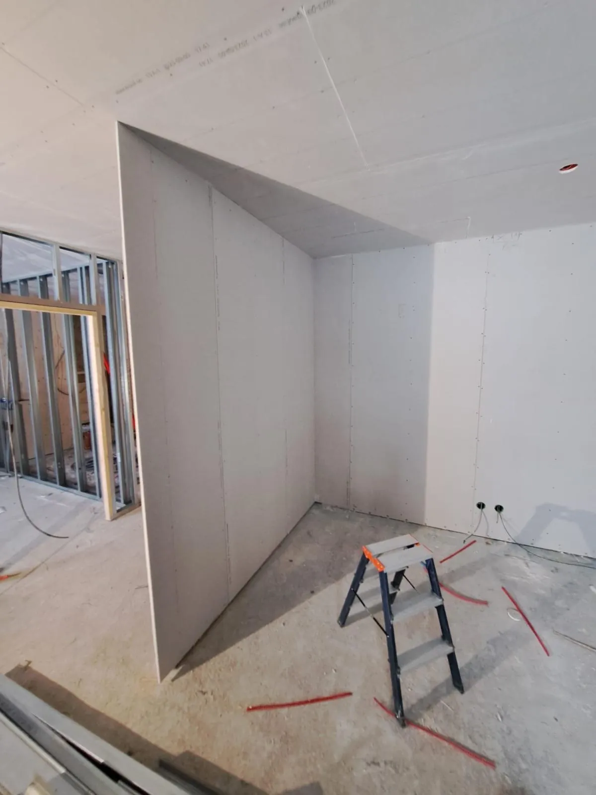 Prefab sienų ir statybos darbų eiga